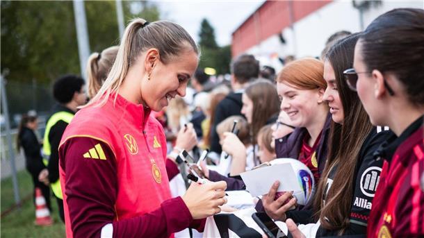 Bühl zu Kreuzbandrissen: „Spielerinnen schützen“ Klara Bühl beim öffentlichen Training des Nationalteams