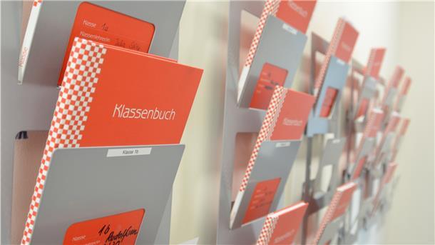 Klassenbücher hängen neben dem Lehrerzimmer der Aue-Mehde-Grundschule. Bis sie alle wieder in Gebrauch sind, wird es noch Wochen dauern.
