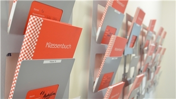 Klassenbücher hängen neben dem Lehrerzimmer der Aue-Mehde-Grundschule. Bis sie alle wieder in Gebrauch sind, wird es noch Wochen dauern.