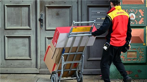 Noch weniger Briefe, noch mehr Pakete Klassische Briefe gibt es immer seltener. Doch dank des Online-Handels profitiert die Deutsche Post vom Paketversand.