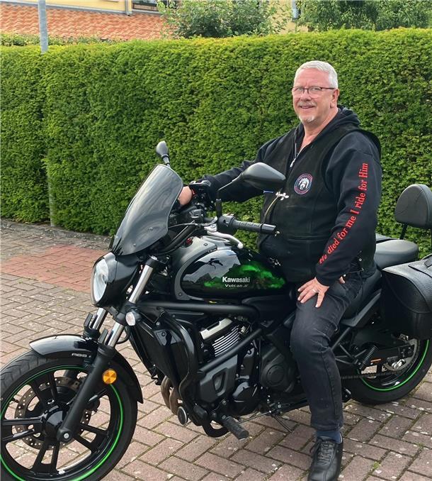 Mann auf einem Motorrad in Brake, Bruderschaft christlicher Motorradfahrer