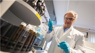 Klaus Kümmerer, Professor, arbeitet in einem Labor an der Leuphana Universität Lüneburg.