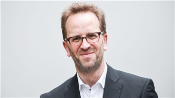 Klaus Müller, Chef der Bundesnetzagentur, musste mehrere Stunden in einem  liegengebliebenen ICE ausharren.