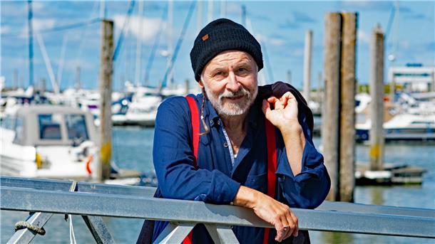 Bestsellerautor Klaus-Peter Wolf: „Als Kind empfand ich nur Angst“ Mann mit Mütze am Hafen