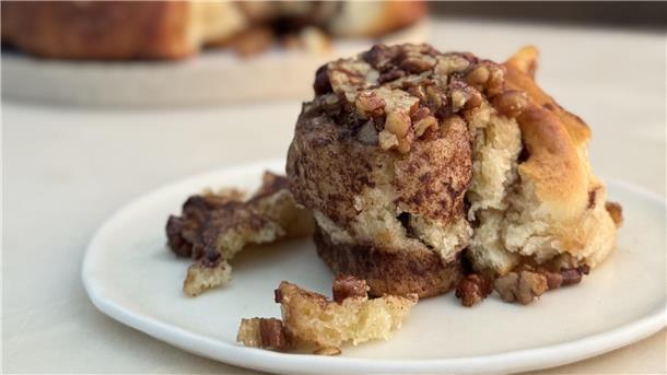 Perfekte Zimtschnecken selbst backen: Konditormeisterin „Mrs T“ gibt Tipps Klebrig und süß, aber lecker: „Sticky Buns“, eine spezielle Zimtschnecke.