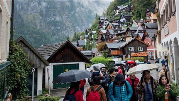 Massentourismus: Wenn Urlauber nicht mehr willkommen sind Klein, charmant und überfüllt: Hallstatt ist bei vielen Touristen sehr beliebt. (Archivbild)