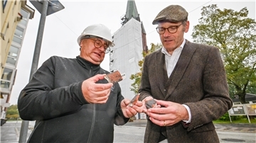 Solche Ziegelbröckchen fallen aus dem Mauerwerk des Turms der Geestemünder Christuskirche. Die Christus-und-Mariengemeinde musste kurzentschlossen reagieren, sagt Pastor Lars Christoph Langhorst (rechts) - und das Amt für Bau- und Kunstpflege der Landeskirche Hannovers alarmieren. Dessen Experte Dirk Tacke beaufsichtigt nun die Restaurierungsarbeiten.
