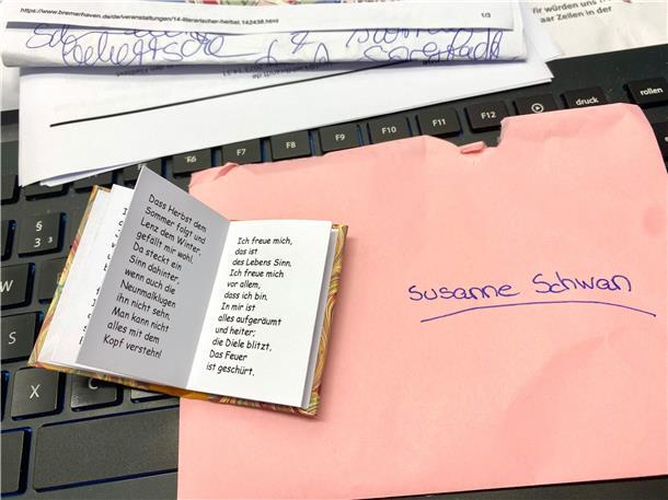 Der Zünsler, die Mandarinenkern-Explosion und allerlei Rettung aus der Schwermut Überraschung im Büro: Ein Minibüchlein am Arbeitsplatz mit Kaleko-Gedicht. Foto Schwan