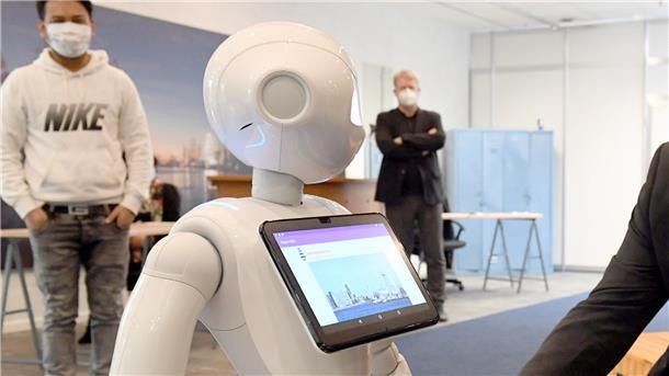 Kleiner Plausch mit Roboter: Oberbürgermeister Melf Grantz lässt sich von Pepper einen Witz erzählen. Später soll der Roboter im Tourismus eingesetzt werden und Gästen die Attraktionen von Bremerhaven erklären.
