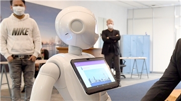 Kleiner Plausch mit Roboter: Oberbürgermeister Melf Grantz lässt sich von Pepper einen Witz erzählen. Später soll der Roboter im Tourismus eingesetzt werden und Gästen die Attraktionen von Bremerhaven erklären.