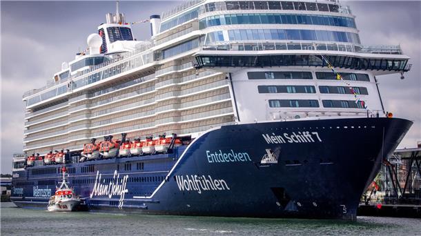Bilder des Tages Kleines Schiff und Riesenschiff