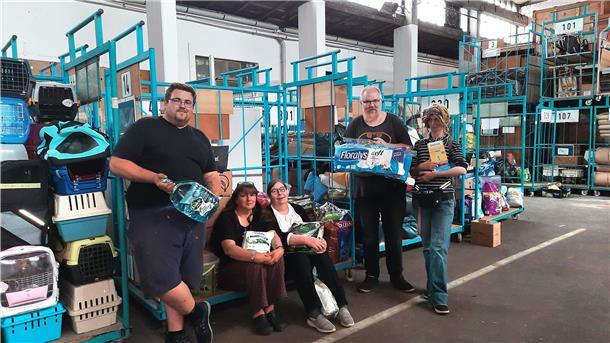 Kleines Team mit großer Aktion: In der Lagerhalle am Bremerhavener Lipperkamp sammelt die Initiative „Bremerhaven und Umzu hilft Hochwasseropfern“ noch Hilfsgüter für Ahrweile.