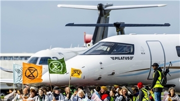 Klima-Aktivisten blockieren Privatjets auf dem Flughafen Schiphol.