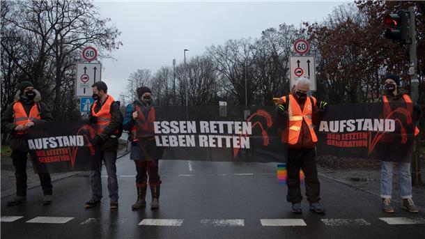 Ein Jahr „Klimakleber“: Wohin steuert die Letzte Generation? Klimaaktivisten der Gruppe Letzte Generation blockieren in Berlin eine Zufahrt zur Stadtautobahn.