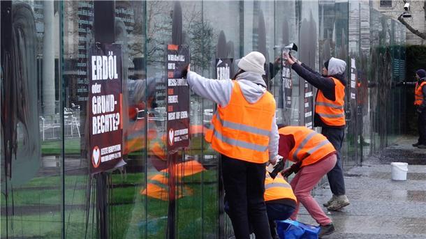 Grundgesetz-Kunstwerk in Berlin von Aktivisten beschmiert  Klimaaktivisten der „Letzten Generation“ beschmieren die gläserne Grundgesetz-Skulptur im Regierungsviertel und kleben Plakate darauf.