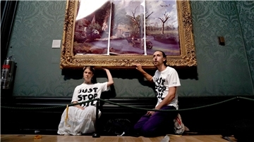Klimaaktivisten der Organisation Just Stop Oil haben ihre Hände an den Rahmen des Gemäldes „The Hay Wain“ von John Constable geklebt, das sie zunächst mit einer auf Poster gedruckten dystopischen Version des Bildes verkleidet hatten.