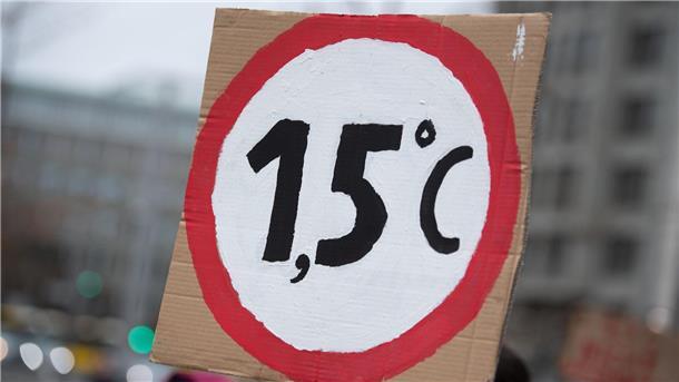 Ziel von 1,5 Grad nicht realistisch - Mehr Klimaschutz nötig Klimaaktivisten fordern die Einhaltung des 1,5-Grad-Ziels - doch das wird nicht klappen, so eine neue Studie.