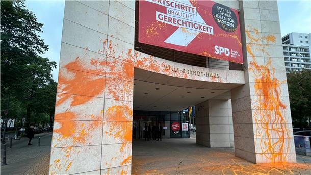 Klimaaktivisten haben die SPD-Zentrale in Berlin mit Farbe beschmiert.
