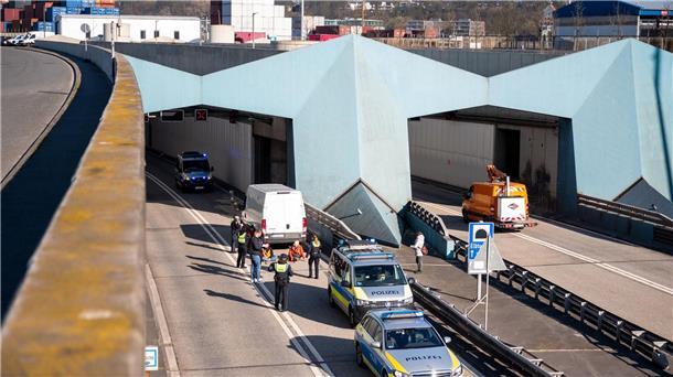 Elbtunnel und Elbbrücken nach Klimaprotest wieder frei Klimaaktivisten haben sich auf der Fahrbahn vor dem Elbtunnel festgeklebt.