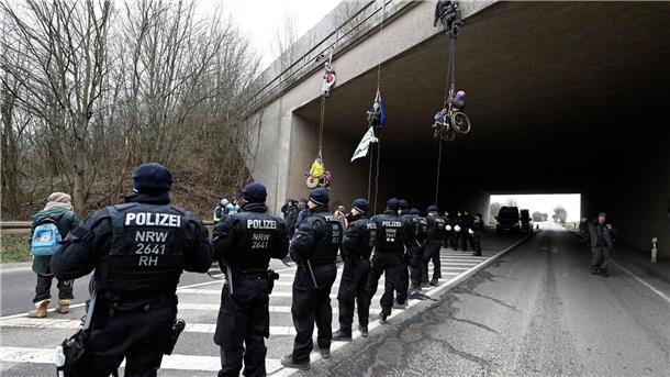 Klimaaktivisten in Rollstühlen haben sich von einer Autobahnbrücke der A44 in der Nähe von Lützerath abgeseilt. Die Brücke liegt ungefähr vier Kilometer Luftlinie vom Braunkohleort entfernt.