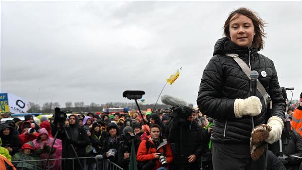 Klimaaktivistin Greta Thunberg steht auf der Bühne bei Lützerath.