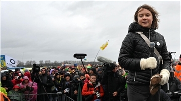 Klimaaktivistin Greta Thunberg steht auf der Bühne bei Lützerath.