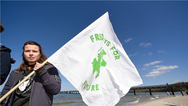 Demonstration auf Rügen gegen LNG - Luisa Neubauer dabei Klimaaktivistin Luisa Neubauer demonstriert auf der Insel Rügen gegen die geplante LNG-Anlage.