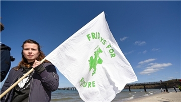 Klimaaktivistin Luisa Neubauer demonstriert auf der Insel Rügen gegen die geplante LNG-Anlage.