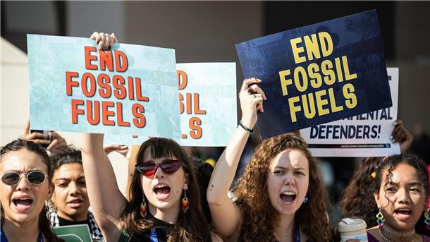 Hintertür CO2-Speicherung: Fossile Energie ohne Emissionen? Klimaaktivistinnen in Dubai.