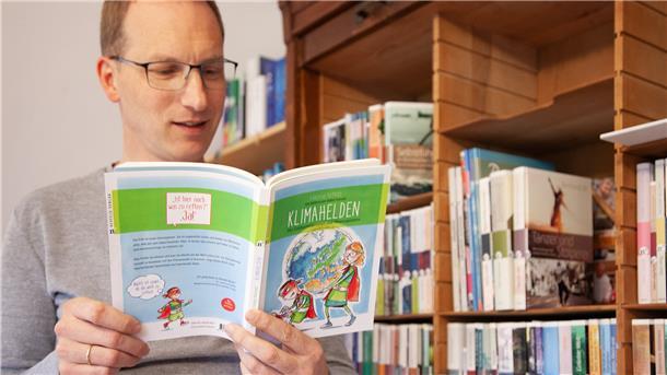 „Klimahelden. Von Goldsammlerinnen und Meeresputzern“ heißt ein Kinderbuch von Hanna Schott, das im Verlag von David Neufeld erschienen ist. Ein Highlight im Verlagsprogramm und Bestandteil der Empfehlungsliste des Evangelischen Buchpreises 2020.