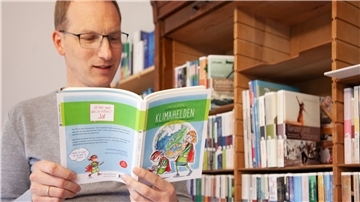 „Klimahelden. Von Goldsammlerinnen und Meeresputzern“ heißt ein Kinderbuch von Hanna Schott, das im Verlag von David Neufeld erschienen ist. Ein Highlight im Verlagsprogramm und Bestandteil der Empfehlungsliste des Evangelischen Buchpreises 2020.