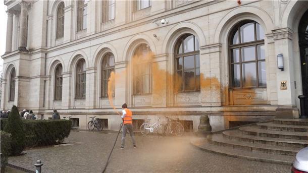 Aktivisten bespritzen Verkehrsministerium mit Farb-Wasser Klimaprotest am Verkehrsministerium. Die Aktionen der Letzten Generation sind so medienwirksam wie umstritten.