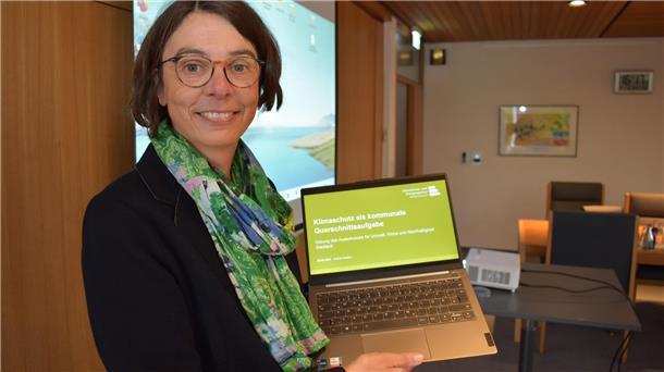Klimaschutz-Expertin Kathrin Klaffke informierte Stadlands Kommunalpolitiker über neue Pflichten, die auch auf ihre Gemeinde zukommen.