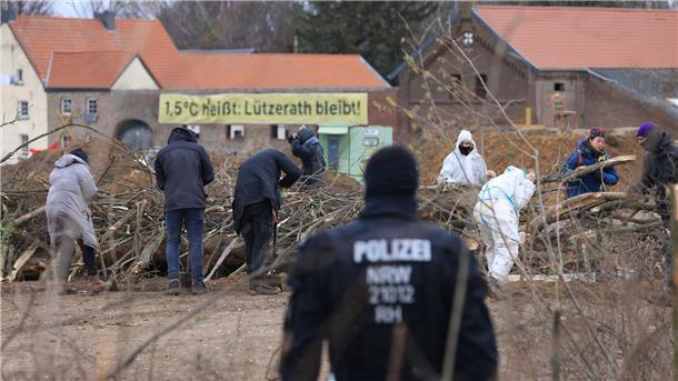 Lützerath: Räumung ab Mittwoch möglich Klimaschutzaktivisten bauen Barrikaden auf. Das Dorf Lützerath soll zur Erweiterung des Braunkohletagebaus Garzweiler II abgebaggert werden.