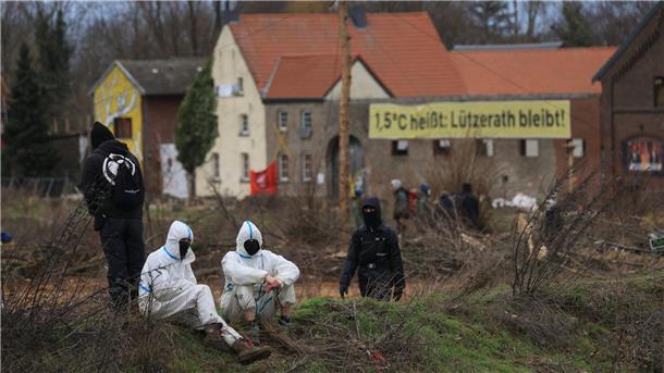 Faktencheck: Wird die Braunkohle unter Lützerath benötigt? Klimaschutzaktivisten sitzen am Dorfrand von Lützerath.