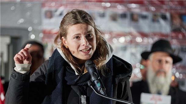 Neubauer hält an Namen „Fridays for Future“ fest  Klimaschutzaktivistin Luisa Neubauer spricht während der Gedenkveranstaltung zum 85. Jahrestag der Pogromnacht in Hamburg.