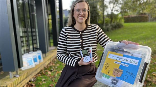 Eine Frau präsentiert eine Box.