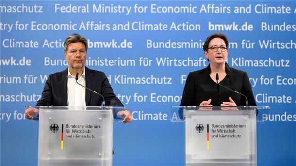 Klimaschutzminister Habeck und Bauministerin Geywitz während der Pressekonferenz nach dem Fernwärmegipfel.