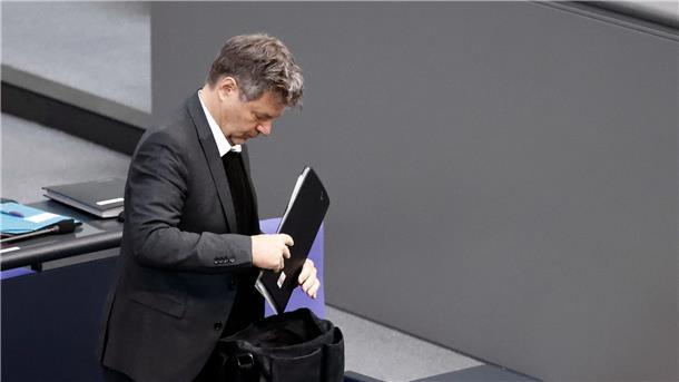Klimakurs bleibt Zankapfel in der Ampel-Koalition Klimaschutzminister Robert Habeck legt nach der Debatte zum Strompreisbremsengesetz Akten in die Tasche.