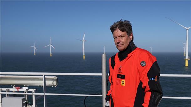 Klimaschutzminister Robert Habeck nach der Inbetriebnahme des RWE-Offshore-Windparks Kaskasi vor Helgoland.