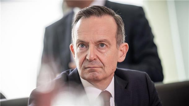 Fahrverbot am Wochenende - Wissing schreckt Autofahrer auf Klimaziele im Verkehrssektor - Volker Wissing schlägt Alarm.