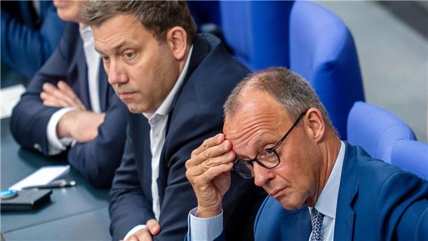 Vor dem „Herbst der Reformen“ knirscht es in der Koalition Klingbeil (m.) und Merz (r.) sind sich nicht einig. (Archivbild)