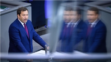 Klingbeil schwört im Bundestag auf harte Zeiten ein. 