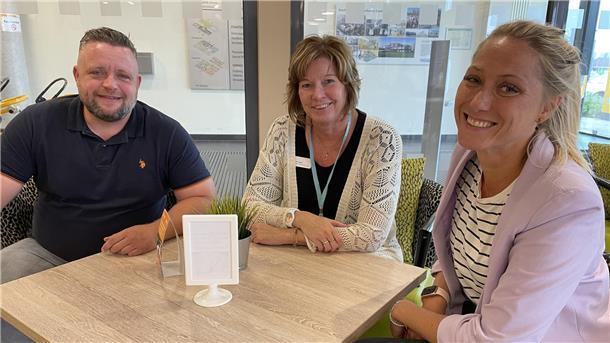 Klinikgeschäftsführer Stefan Scharnetzki, Verwaltungsfachkraft Michaele Nagel und Pressesprecherin Katharina Recht reden in der Helios-Cafeteria in Esenshamm über die Aktion "Zehntausend für Zehn".