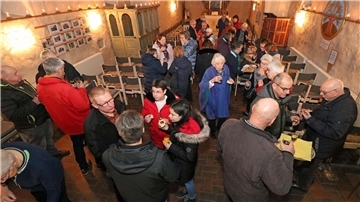 Klönschnack mit Imbiss beim Epiphaniasempfang in der Wulsbütteler Kirche.
