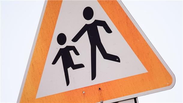 Knapp 2,2 Millionen der etwa 14,3 Millionen Kinder und Jugendlichen unter 18 fallen in die Kategorie „armutsgefährdet“, weil sie etwa in Haushalten mit entsprechend geringen Einkommen leben.