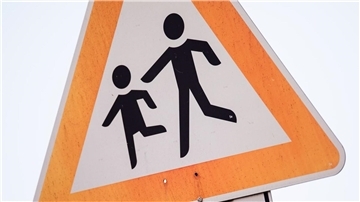 Knapp 2,2 Millionen der etwa 14,3 Millionen Kinder und Jugendlichen unter 18 fallen in die Kategorie „armutsgefährdet“, weil sie etwa in Haushalten mit entsprechend geringen Einkommen leben.