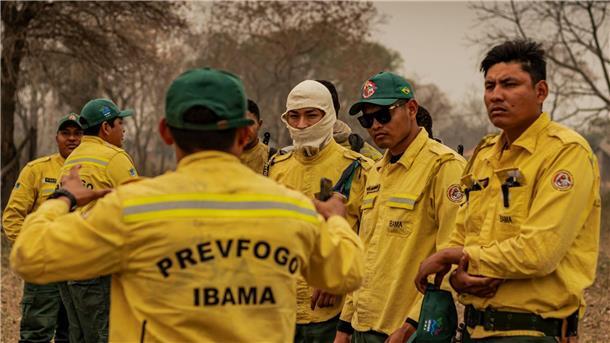 Indigene Feuerwehrleute kämpfen in Brasilien gegen Flammen Knapp 24 Stunden ist eine Einheit im Einsatz.