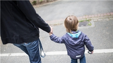 Knapp 2,9 Millionen Kinder und Jugendliche waren laut Bertelsmann Stiftung 2021 bundesweit von Armut bedroht - das entspricht einem Anteil von 20,8 Prozent.