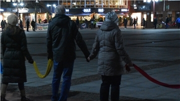 Menschen in Nordenham stehen auf dem Marktplatz